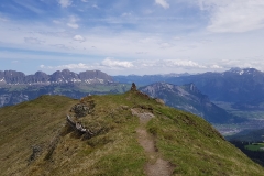 The trail running along the ridge towards Guscha