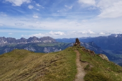 The trail running along the ridge towards Guscha